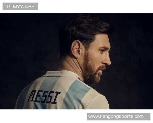 梅西课间专注踢球不理铃声老师提醒他马拉多纳独一无二