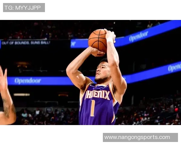 布克称赞马威为防守核心称其场上沟通与快速奔跑至关重要