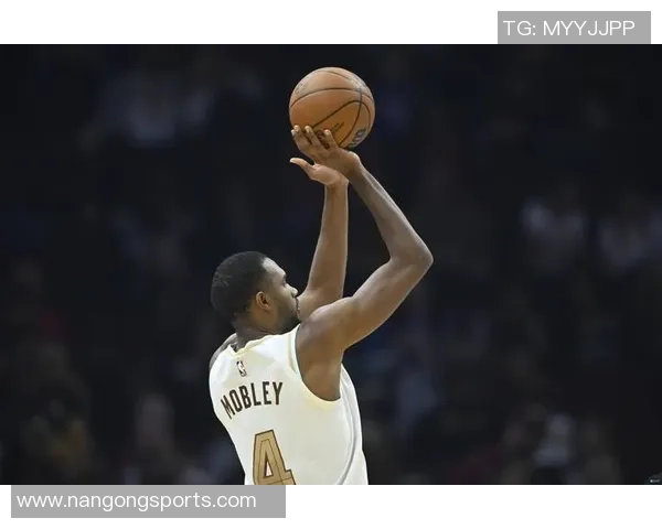 小莫布里攻防两端表现出色12投9中贡献18分10板2断2帽正负值高达26