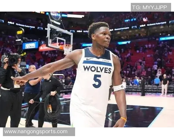 爱德华兹表现出色半场8投4中三分球命中率高达60贡献16分4篮板