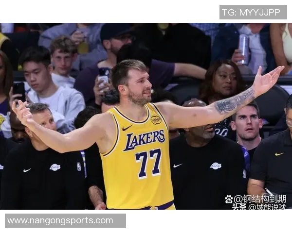 东契奇为湖人转播团队送车车上专属名牌彰显心意